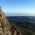 Vistas hacia el Este  - La zona del espolón central en primer término, y al fondo la isla de Benidorm y los edificios más altos sobresalen por encima de las montañas. 