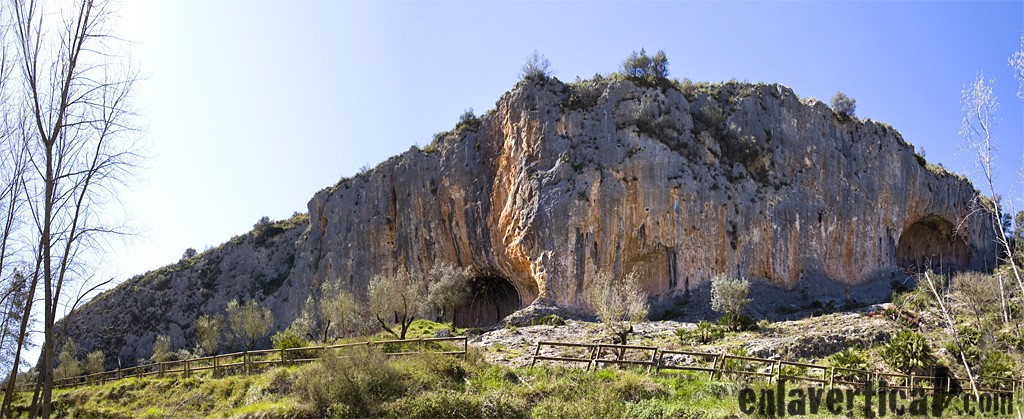 Cova Petxina  - Panorámica de la escuela de escalada Cova Petxina, donde podemos ver todos sus sectores. 