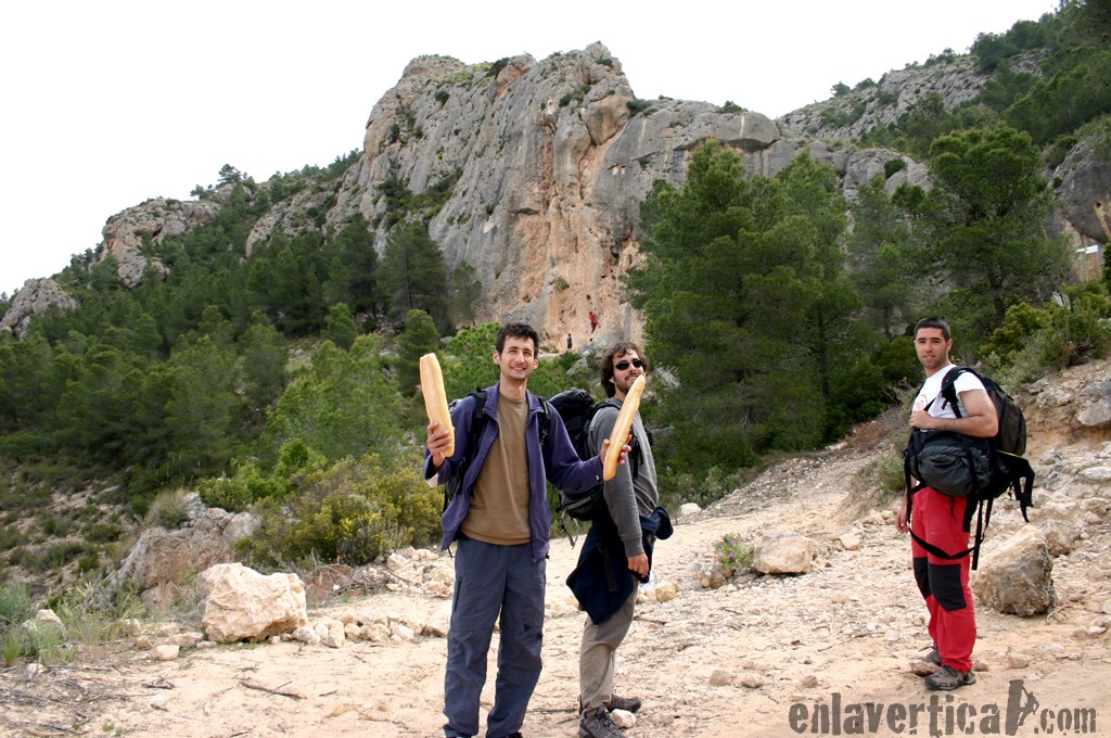 Almorzamos primero?  - De izquierda a derecha Merli, Solete y Camarasa con ganas de disfrutar de un buen día de escalada en Peña Rubia. 