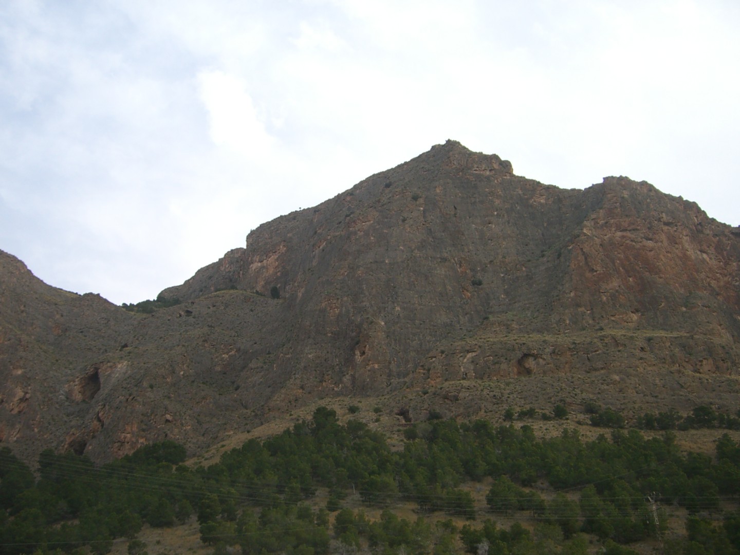 Pared Negra  - Vista General de la Pared desde el parquin. 
