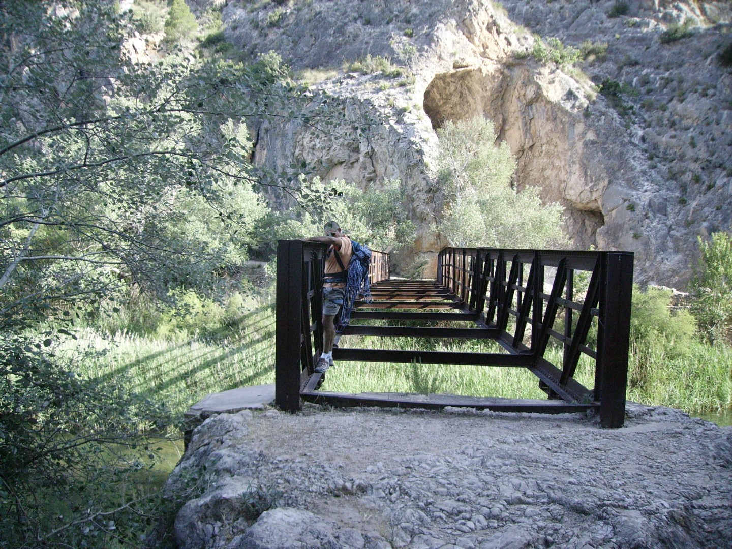 Pont metálic  - Pont metàlic que hem de travessar per anar a l´altra vora del riu 