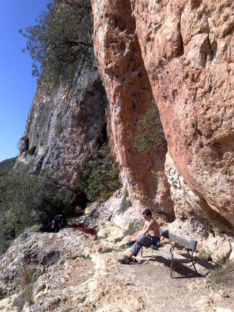 el jortx descansant al banquet 