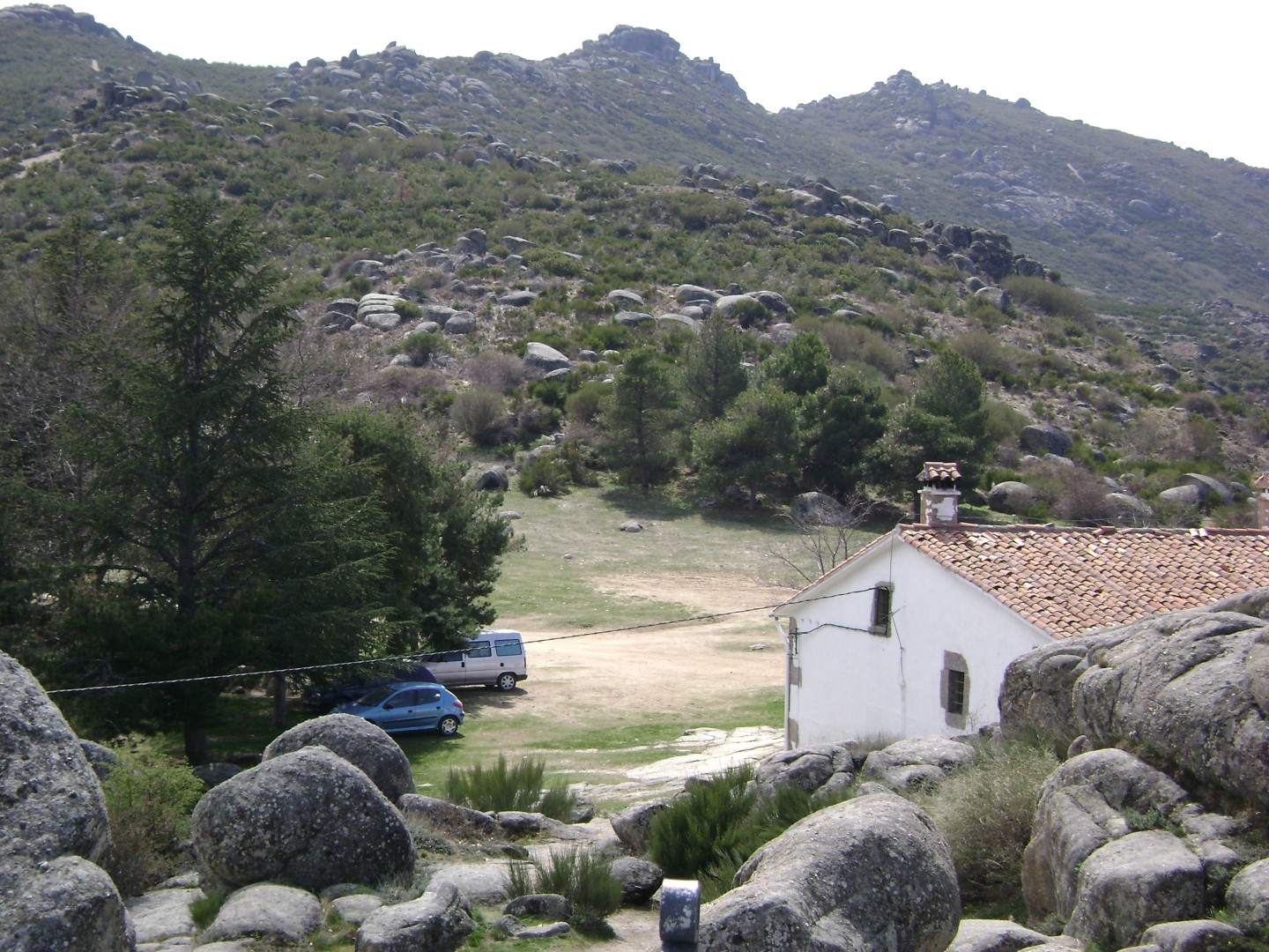 Peña de la Cruz  - El refugio, a la izquierda el sector La Fuente, siempre a la sombra, más arriba el Canchal Calavero, con unos 40 bloques (de momento), y más arriba el Canchal de la Paloma, con 8 vías (tambien de momento) cortas pero intensas, entre el IV y el 7b. 