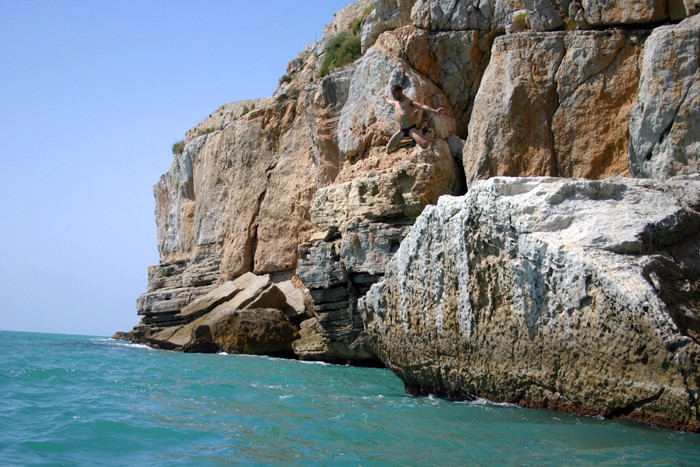 El vuelo de Pau  - En esta peculiar escuela, no solo se puede escalar sino también, podemos distraernos saltando al agua desde las rocas o los pies de vía... Buscando diferentes alturas, un buen remojón es de agradecer es estas calurosas fechas. 