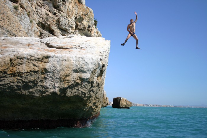 Protección ante todo  - Aparte de escalar podemos distraernos saltando al agua desde las rocas o los pies de vía... Buscando diferentes alturas, un buen remojón es de agradecer es estas calurosas fechas... Eso si, recuerda lo importante que es la seguridad ;-) 