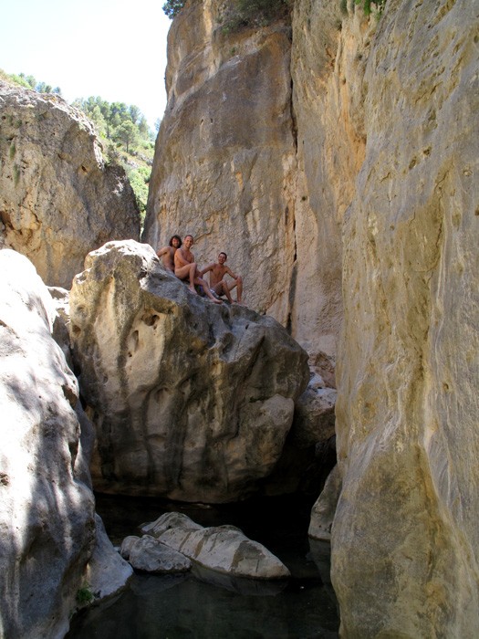 Enlavertical al desnudo  - Los "miembros" de Enlavertical disfrutan de las frías pozas del sector La Jarra en Buñol 