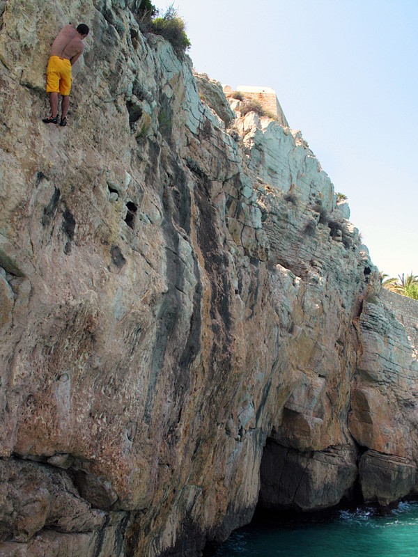 Y de aquí a agua  - Desde una altura de... muchos metros. Guillem voló como los pájaros para nadar como los peces ;-) 
