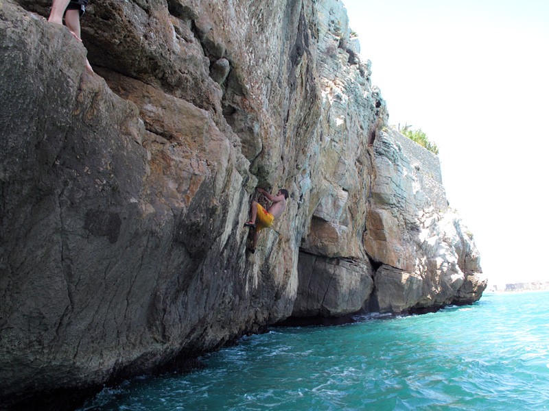 Guillem y el psicobloque  - Otra de las ventajas de esta zona es que también podemos hacer que nos suban las pulsaciones haciendo psicobloque.
Vemos a Guillem, escalador de la zona, apretando en un psicobloque de altura.  