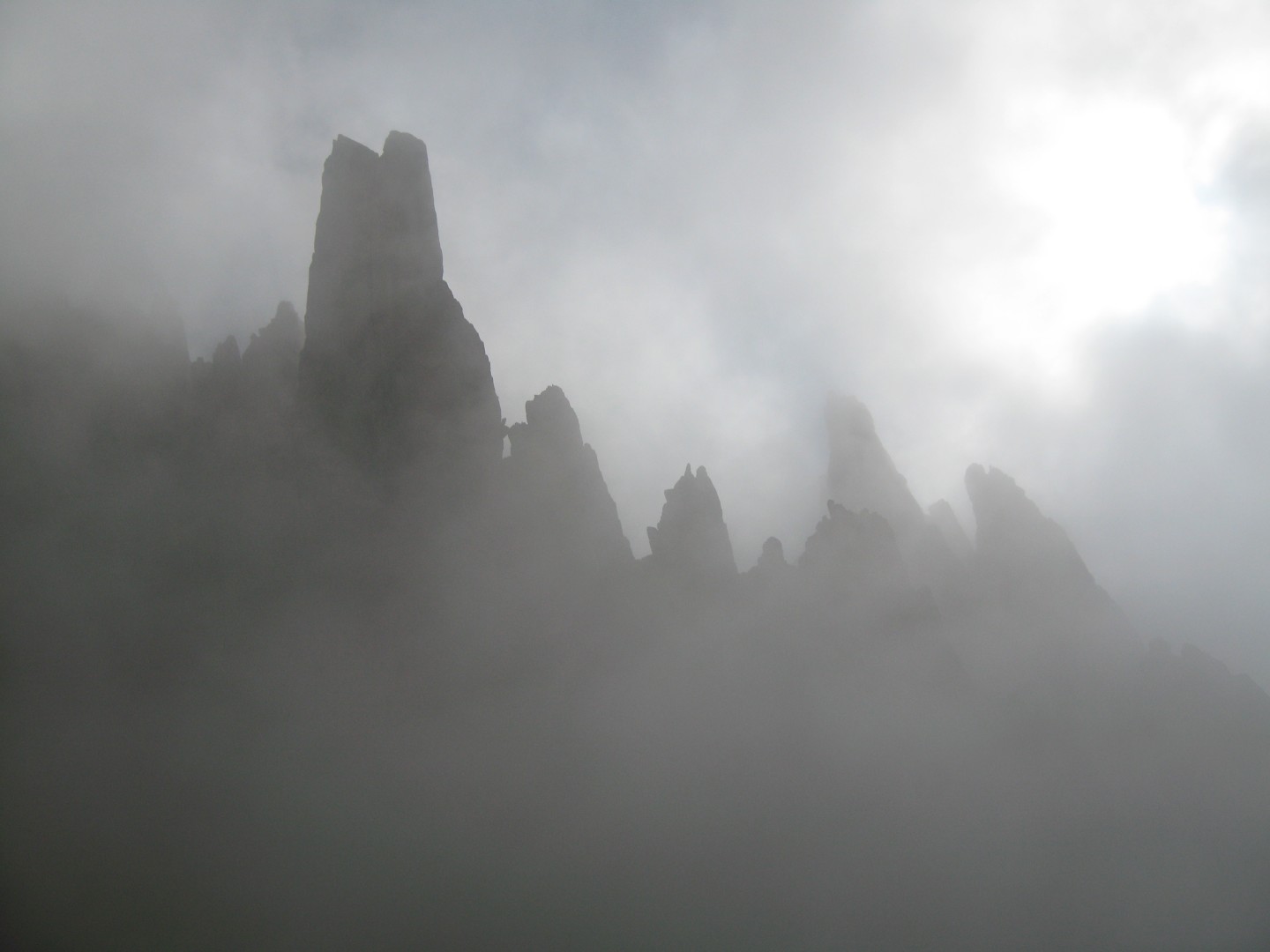 Tenebrosa vista del Galayar  - Es frecuente que el Galayar se cubra por una espesa niebla, de manera repentina. Si te pilla escalando, infunde algo más que respeto. Resulta tenebroso. 