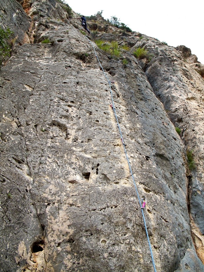 Casi en el top  - Carles disfrutando de este 6a plaquero...  