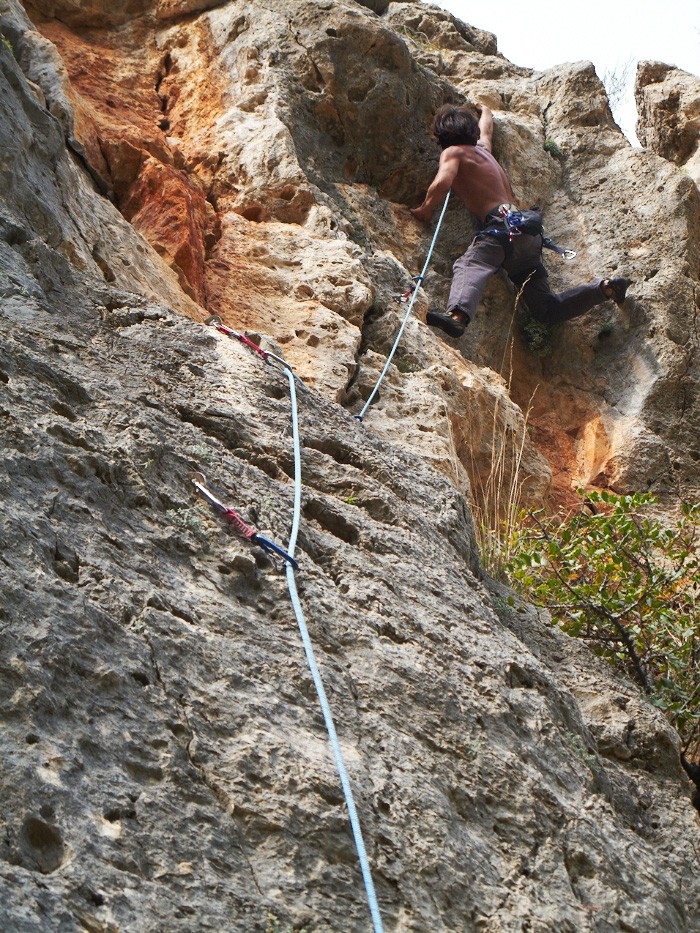 Luneando en Corbera  - Carles peleando el paso clave de la vía. 