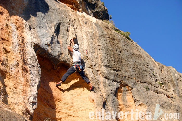 Escalando en Montesa  - Pau dándolo todo en el último paso apretón de este nada desdeñable 6c+. 