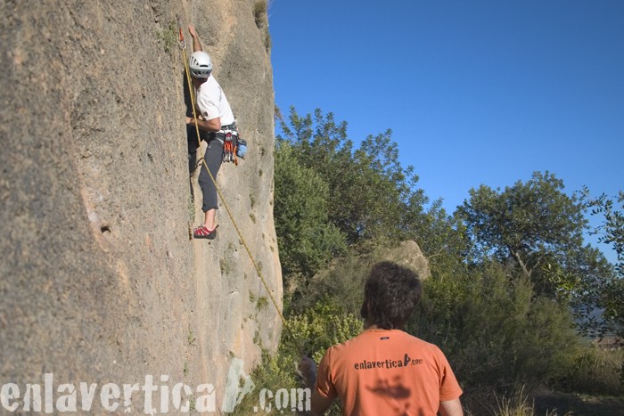 Enlavertical en Montesa  - Pau a tope en esta dura salida de 6c+... Y yo mismo estrenando camiseta con logo verticalero :-) 
