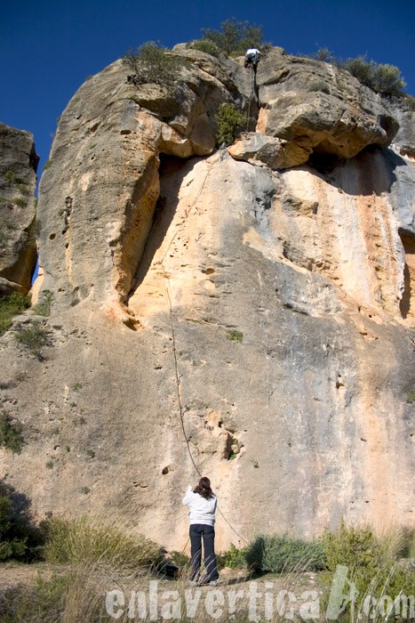 6b+ concentrado  - Tras los primeros pasos que si son de 6b+, el resto es un paseo en barca. 