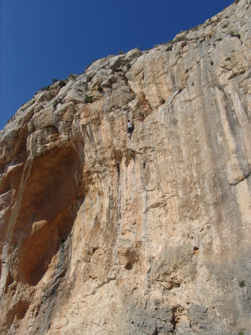 Lisa dándolo todo  - Escuela Toix - sector Anfinteatro - vía Monkey Wall - grado 6c 30 m.
Lisa a tope en este precioso 6c. Se caracteriza por un final de vía muy duro. Vistas impresionantes!!! 