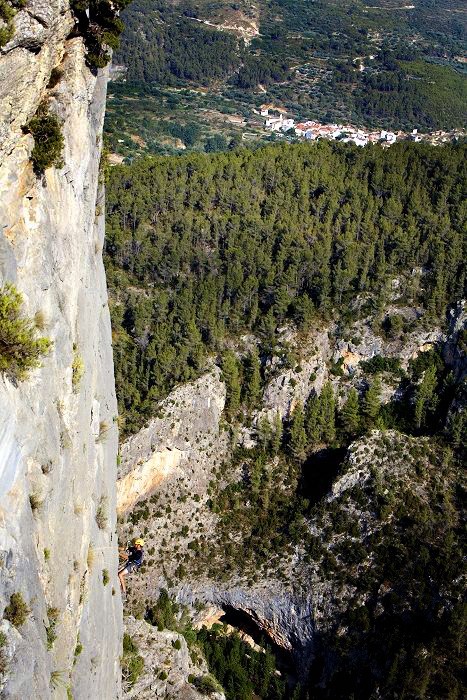 Últimas pinceladas  - Ramón Cadalàs cambiando unos parabolts en el último gran largo de El río que nos lleva  