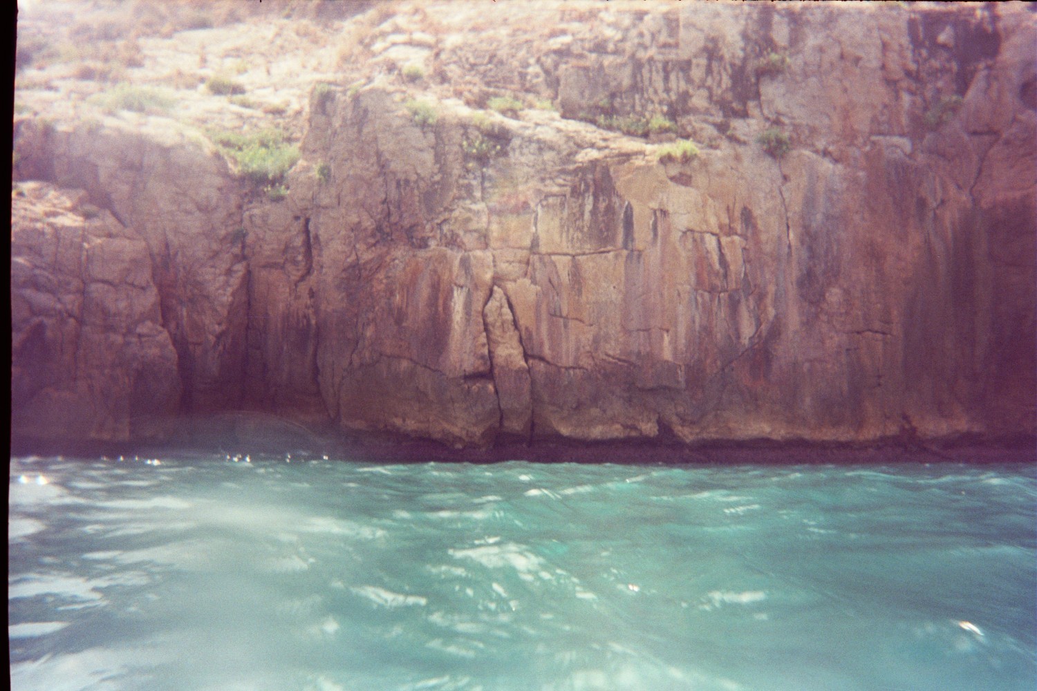 Saltos Americanos  - Foto desde el agua de la zona escalable ya que no hay rocas, la roca más oscura que hay abajo sirve para salir del agua. 