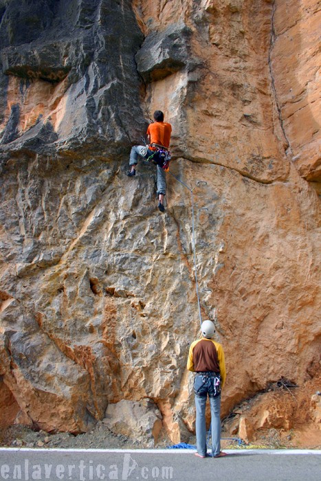 Pie de vía  - Merli asegurando a Will desde la misma carretera en los primeros pasos de la vía tras abandonar los escalones de la ferrata de acceso. 