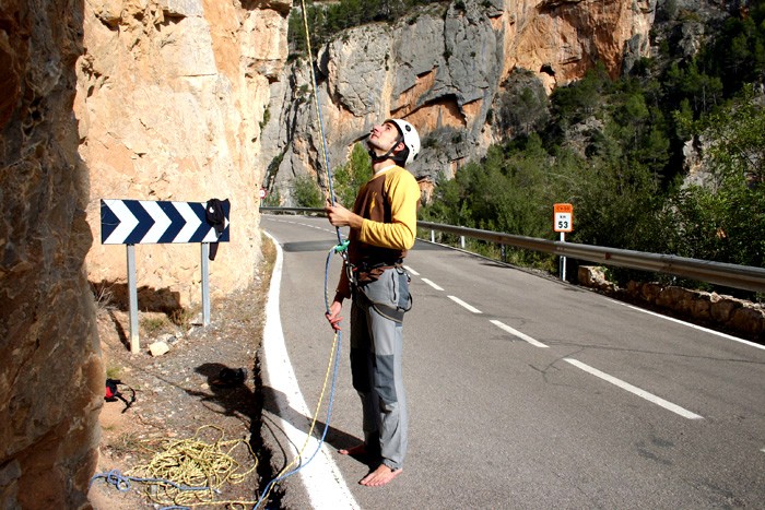 Asegurando en el asfalto  - Merli asegurando en el asfalto de la carretera a escasos metros del punto kilométrico 53. Estas señales y los peldaños de acceso a la vía hacen muy fácil la localización del inicio la misma. 