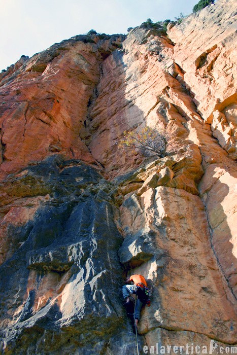panorámica vertical  - Will concentrado en los primeros pasos de esta delicatessen vertical.
En la foto se aprecia casi toda la vía, donde predomina el diedro fisura del segundo largo. 