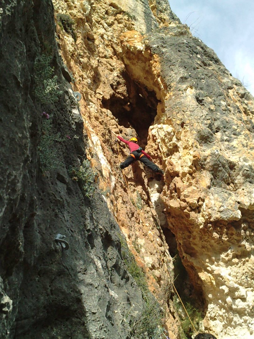 Cavernicola  - en Penya Alcala. Ojo a los tramos con roca descompuesta 