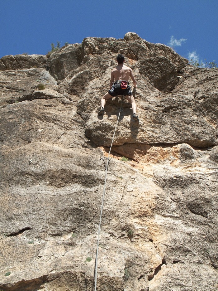 Escalada en Cuchillo  - Jesús apretando (no demasiado) en Cuchillo 