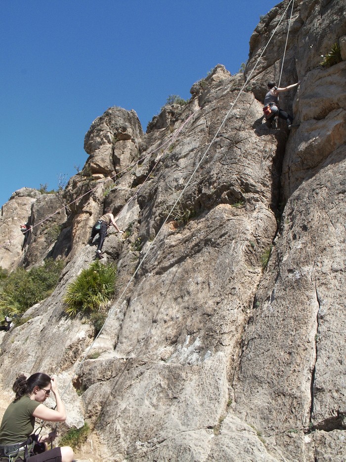 Primeros pasos  - Nuria en su segundo día de escalada... lo da todo en la vejez ;-) 