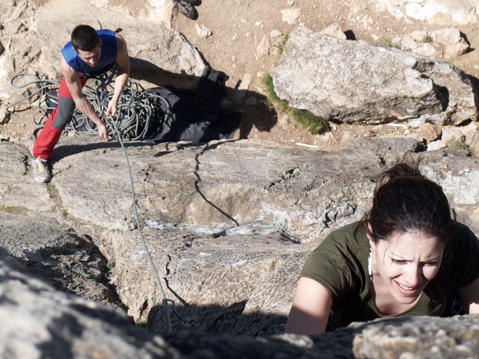 Sin manos  - Las vueltas al cole son duras... A Patri se le atraganta el último paso hasta la reunión... Solo es cuestión de tiempo :-) 