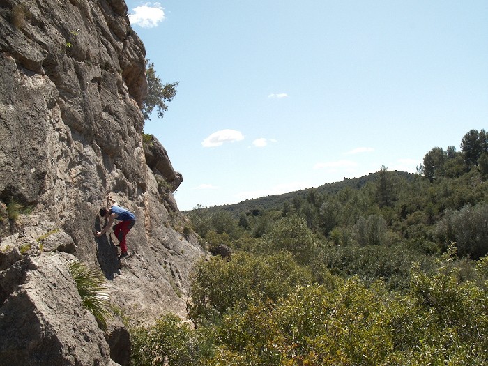 Travesía  - Jesús haciendo un poco de bulder en Cuchillo 