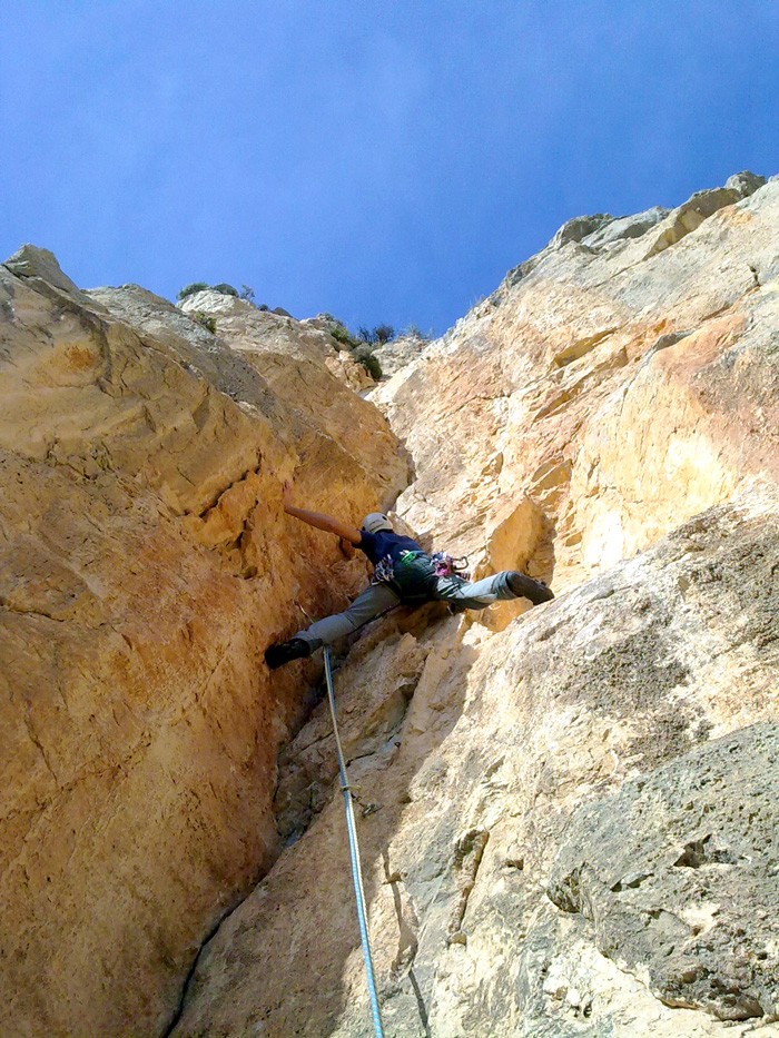 Merli fantaseando  - Merli negociando el diedro fantasía, largo clave de la vía. 
