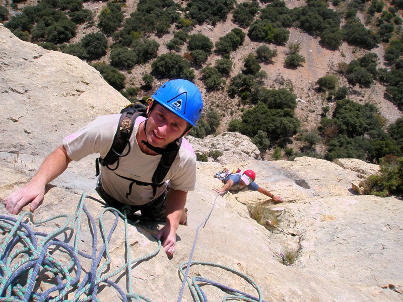 Matus y Javi  - Matus, en primer plano, llegando a la reunión. Javi, más abajo, sigue negociando el diedro. 
