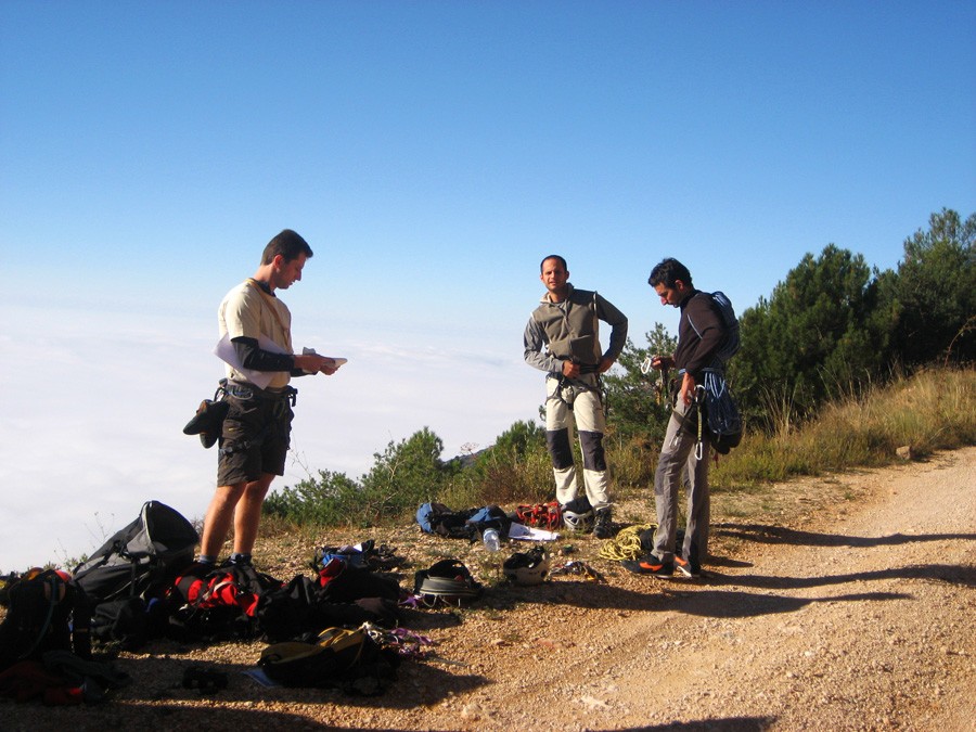 Preparativos  - Matus, Pau y Merli, de izquierda a derecha. De buena mañana, poco después de salir de una densa niebla, nos preparamos para escalar al sol sobre un espectacular mar de nubes. 