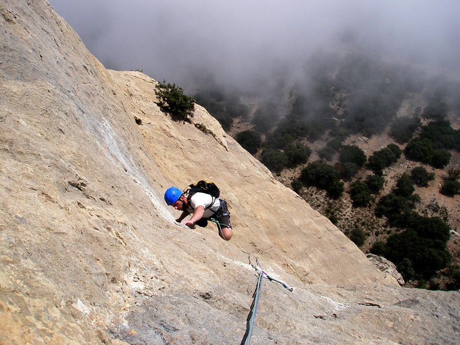 Nubes amenazantes  - En esta espectacular instantánea, Matus escala con el amenazante mar de nubes pisándole los talones y con un buen patio bajo sus pies.  