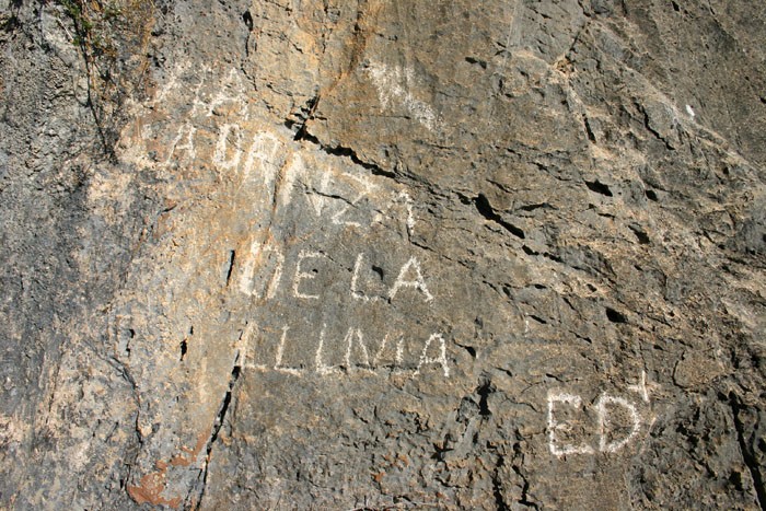 Marca de inicio de la danza de la lluvia  - El nombre de la vía y una flecha picados en la roca nos marcan el comienzo. 
