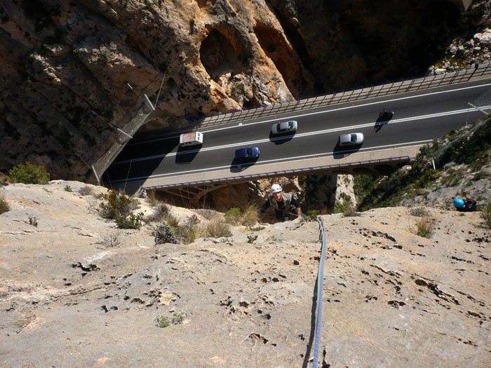 Menudo patio  - A partir del segundo largo la cosa se pone vertical y hay un patio importante. Se escala prácticamente sobre la carretera. Hubiera sido brutal escalar aquí antes de que la construyeran. El del casco azul es Solete. 
