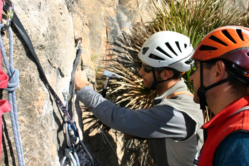 Metiendo parabolt  - Martilleando para meter el parabolt 