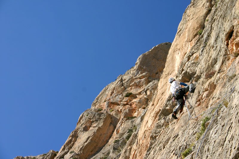 Techito  - Will negociando la sección clave del segundo largo, un pequeño desplome justo antes de llegar a la segunda reunión. 