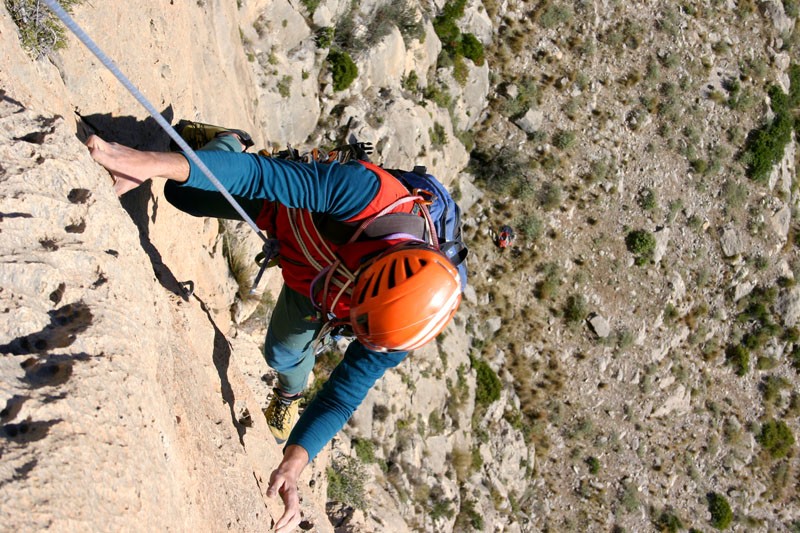 Cargando el taladro  - Ramón escalando el segundo largo con el taladro a cuestas. 