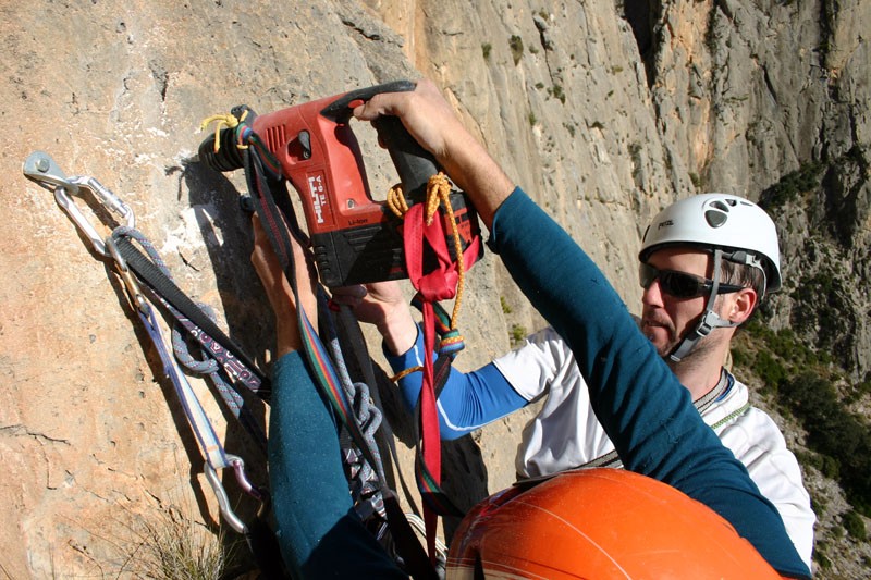 Taladro en ristre  - Ramón taladrando en la tercera reunión. 