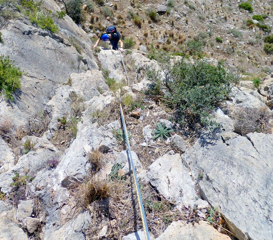 Herboso inicio  - Herboso final del primer largo. Ideal para ir calentando motores. El comienzo del largo, aunque fácil, es bastante más vertical e interesante. 