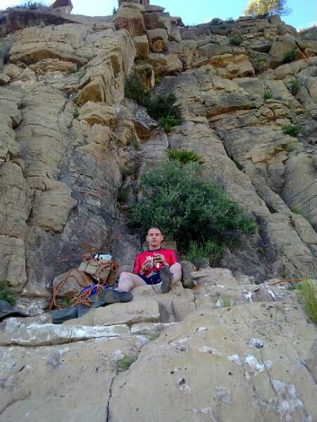 JAIME EN PEÑES  - UN BON BERENAR A TOPE EN LA MONTANYA DESPRES D´ESCALAR 