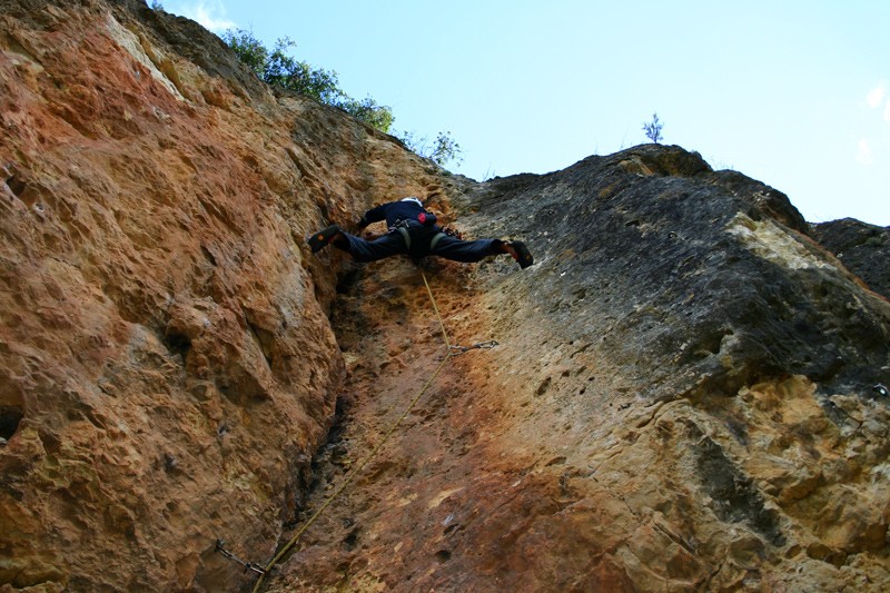 Combatiendo el frío  - Apretando un poco antes de abandonar este bonito lugar; tal vez demasíado umbrío para escalar en invierno. 