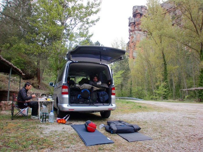 Desayunando  - Desayunando junto a la furgo despues de haber vivaqueado en el parking. 