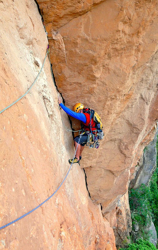 Restauración  - Ramón Cadalàs escalando en la fisura del primer largo de esta hermosa vía. Hoy toca lavarle la cara, haciendo un buen trabajo de restauración. 