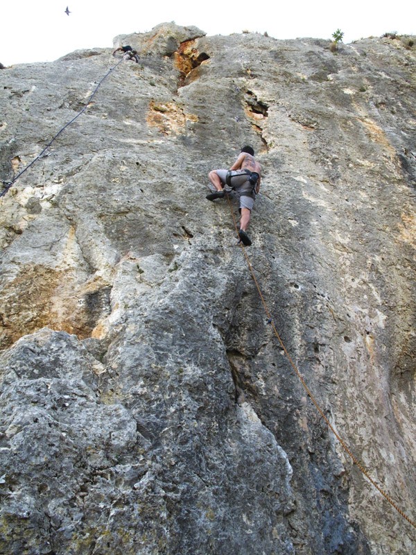 Juan a tope  - Juan disfrutando como un jabato con la roca de la Petxina 