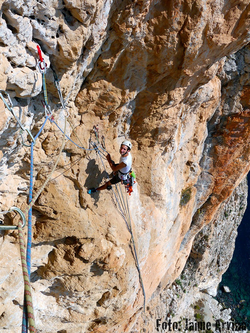 Merli en 7ª reu  - Desplome del 8º largo de la vía Espacio Libre 6c/A2 310m. 