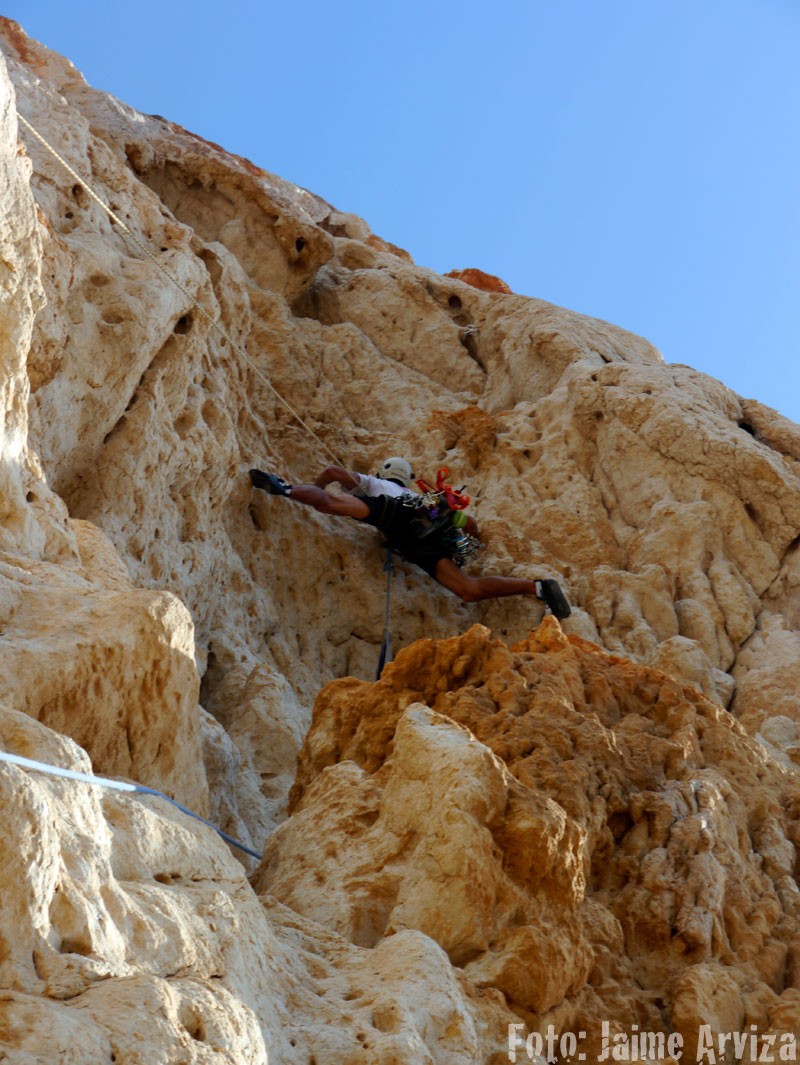 A tope con el desplome  - Merli dándolo todo en el desplome del segundo largo de la vía Espacio Libre 6c/A2 310m. 
