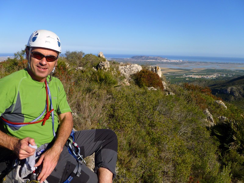 Vistas desde la cima  - Espectaculares vistas desde la cima del Tallat, con Cullera y el mar de fondo. Se aprecian algunos arrozales inundados. 