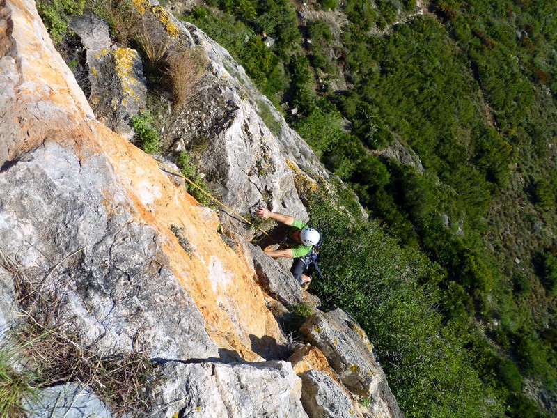 Fin de la travesía  - Eduard se encarama al tramo vertical de este segundo largo, cuando se endereza la vía tras la travesía inicial. 