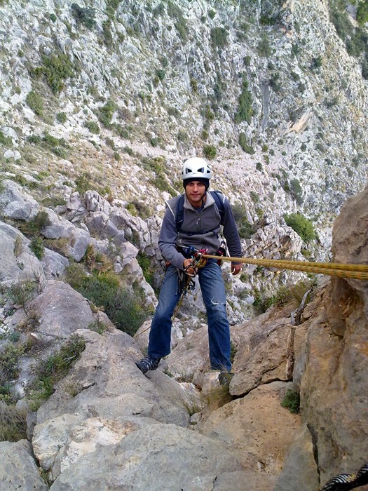 Rapelando  - Rapelando hacia el barranco del Infierno desde el collado que separa el espolón Aristóteles de la cresta Pepsi. Se hacía un poco tarde para hacer la cresta. 